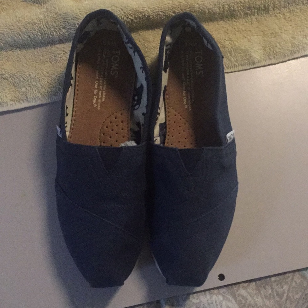 TOMS women’s classic slip-ons